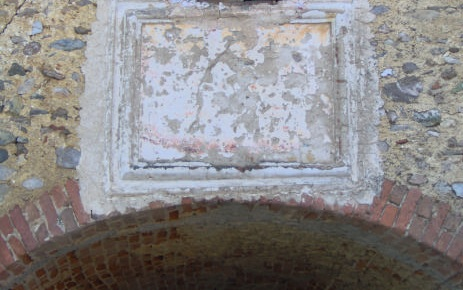 Particolare arco rappresentante la Sacra Sindone