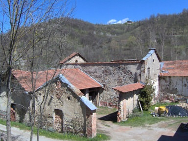 Vecchia fabbrica di tronchi